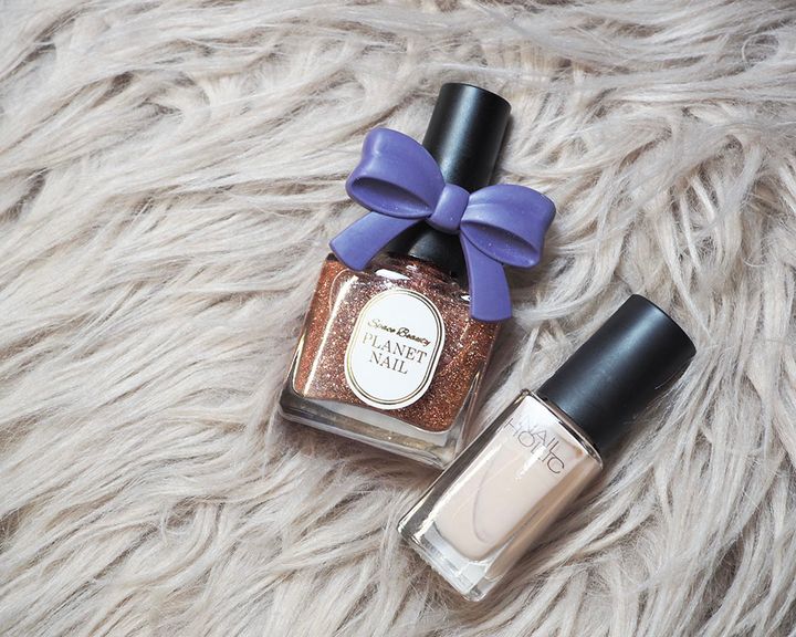 ところどころに入った大きなホログラムが面でキラっと輝いてくれるので、大人の指先のあれこれをグリッターの輝きでチートにしてくれます