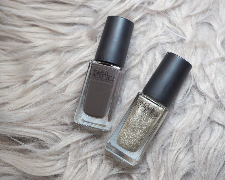 マットなアースブラウンカラーだけでも素敵ですが、そこにゴールドのグリッターを1本プラスすることで手元がキラッと輝き、冬の乾燥した季節でも艶やかな指先に見せてくれます