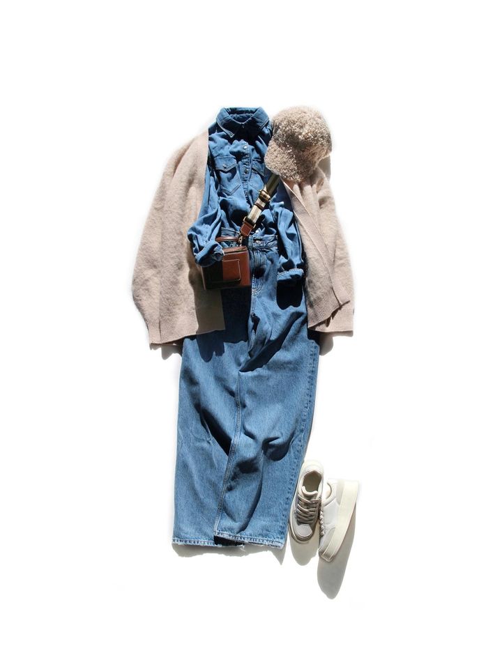 画像: LOOSE MID-RISEデニムパンツ￥7,990 デニムシャツ￥5,290 アルパカウールブレンドカーディガン￥13,590 フェイクボアキャップ￥3,590 クロスボディバッグ￥5,990 スニーカー￥5,990／以上ZARA www.zara.com