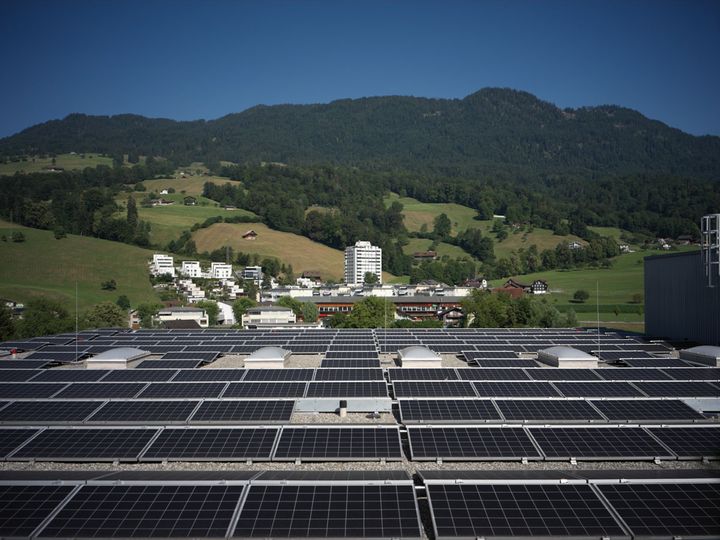 〈nahrin〉本社ビル屋上のソーラーパネル