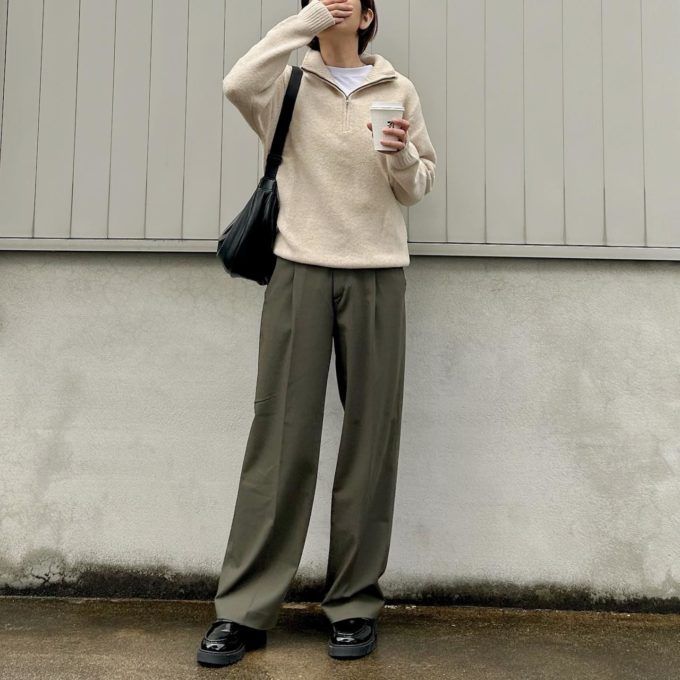 UNIQLOのナチュラルの「スフレヤーンハーフジップセーター(長袖)」×タックパンツ