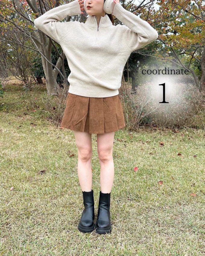 UNIQLOのナチュラルの「スフレヤーンハーフジップセーター(長袖)」×コーデュロイプリーツミニスカート