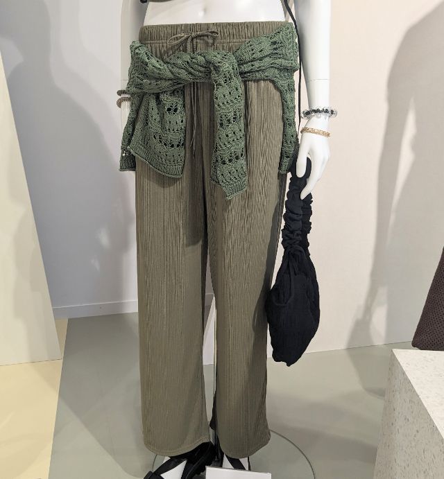 リブプルオンパンツを着たマネキン