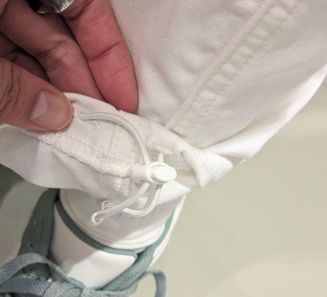 白のパンツのドロスト部分