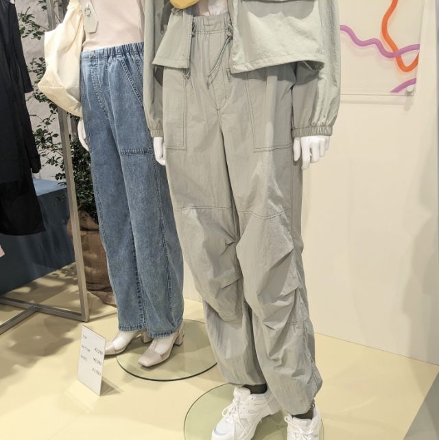 グレーのプルオンパンツを着たマネキン