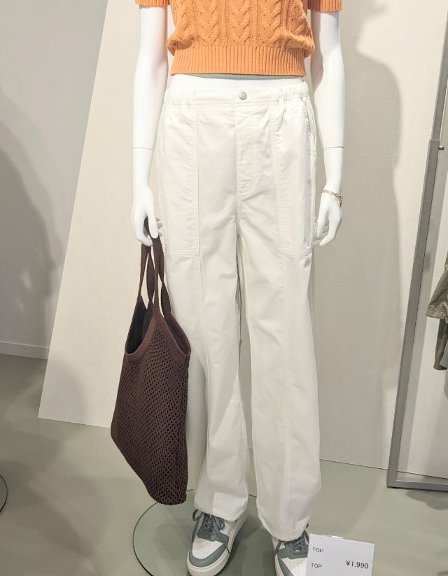 白のパンツを着たマネキン