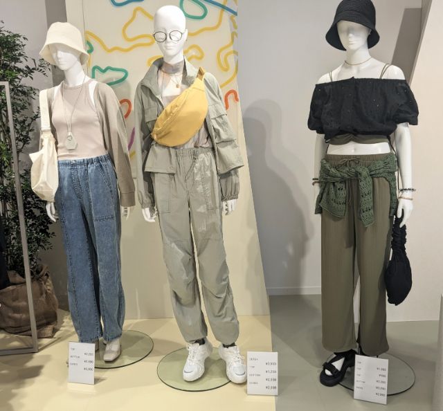 新作パンツを着用したマネキン3体