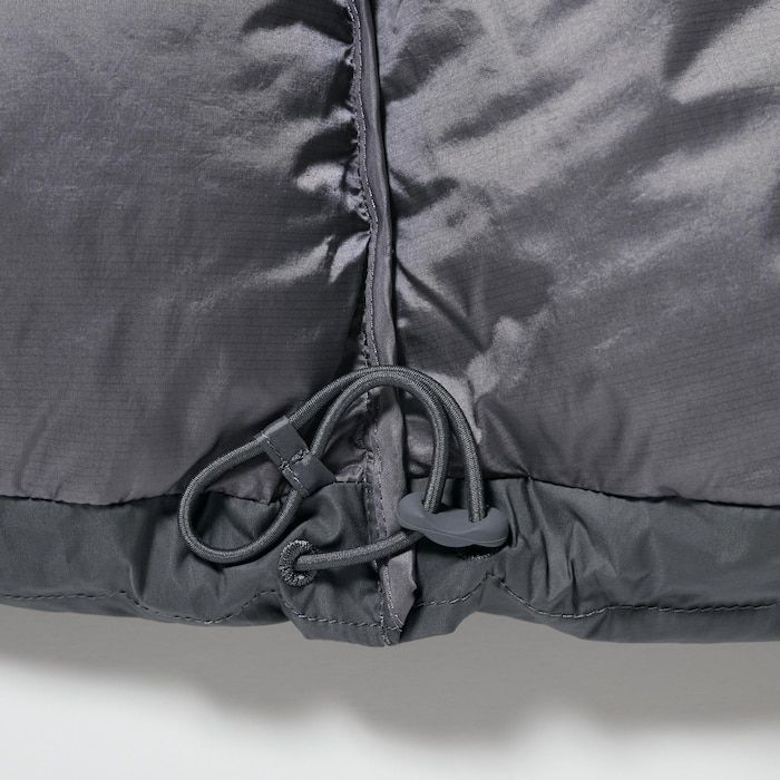 画像: 裾にはストッパーと丸ゴムが入っていて、閉めるとより丸みのあるシルエットで着こなせます。 出典：ユニクロ