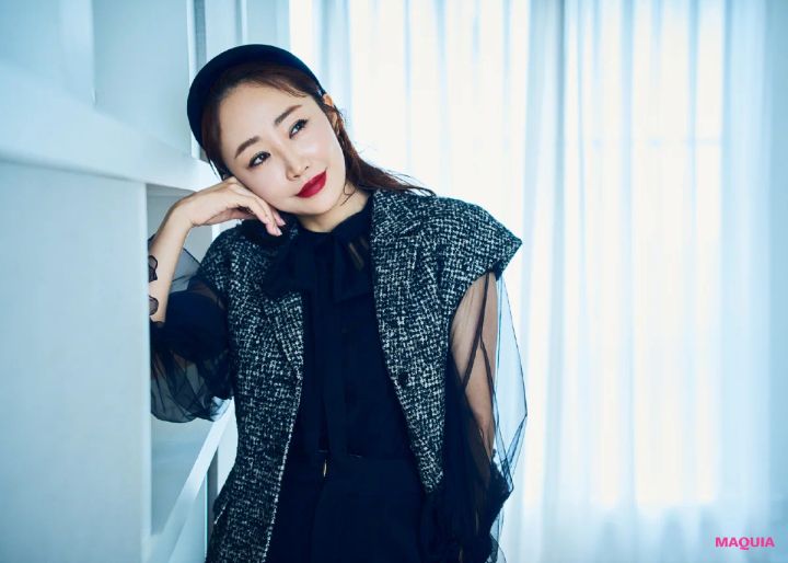 神崎 恵さんが注目するメイク&ファッション。赤リップ、シンプルアイメイクの洗練スタイル_4