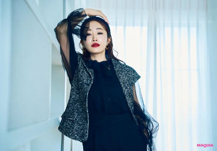 神崎 恵さんが注目するメイク&ファッション。赤リップ、シンプルアイメイクの洗練スタイル_3