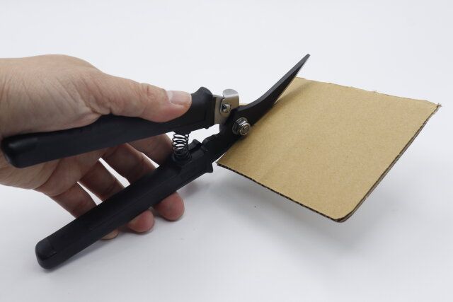 ダイソーの万能ハサミで段ボールを切る