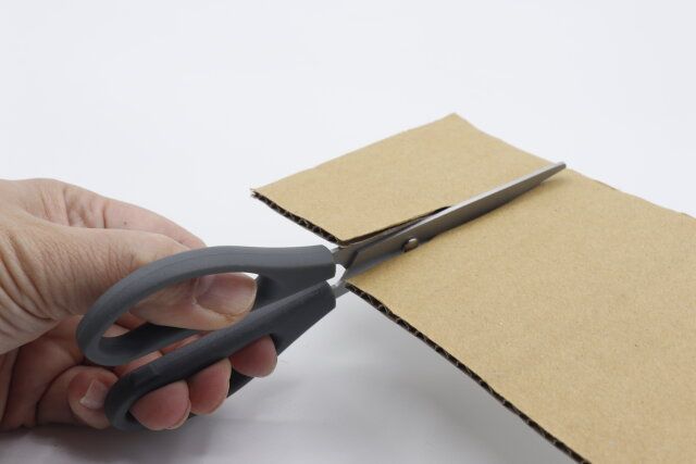 普通のハサミで段ボールを切る