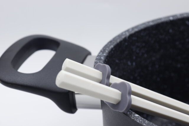 鍋のフチに引っ掛けられる菜箸スタンド