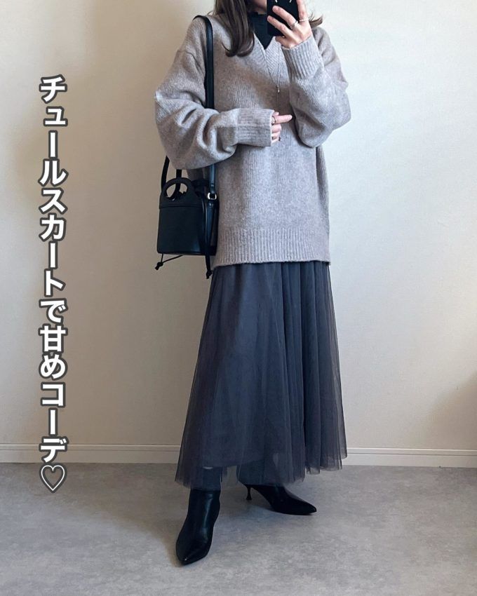 GUメンズのベージュの「ブラッシュドヤーンVネックセーター(長袖)」×チュールスカート