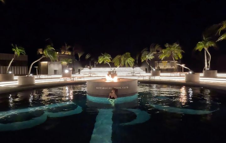 BOTANICAL POOL CLUBを象徴する「SIGNATURE POOL」