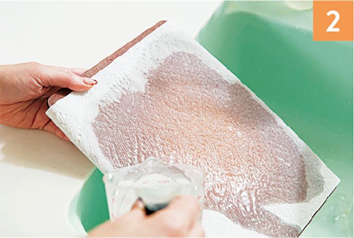 2.キッチンペーパー全体を1のお湯で湿らせ30分ほどつけおきしてから、よく洗い流す。