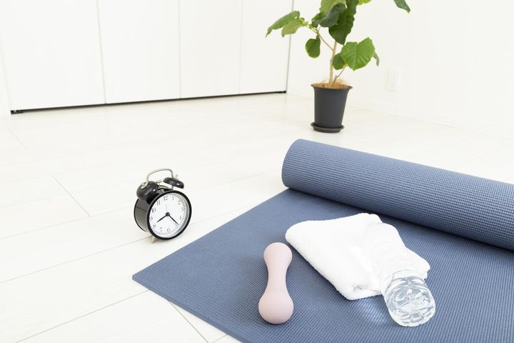 画像: 散歩やヨガを取り入れる