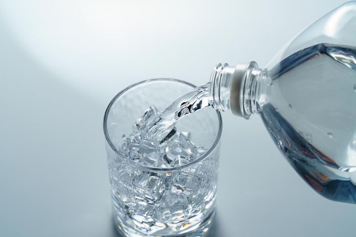 画像: 水を飲む