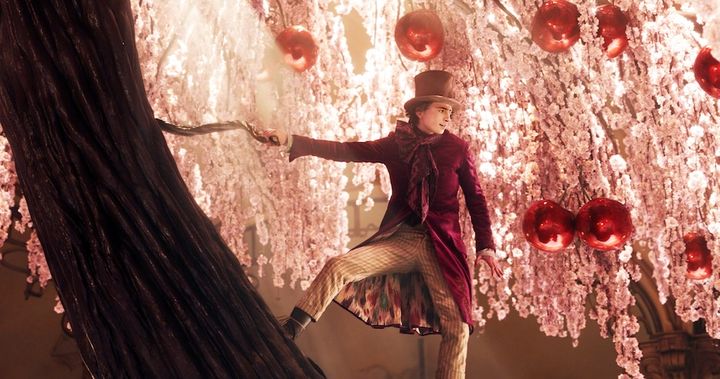 『ウォンカとチョコレート工場のはじまり』が初登場第1位！ ティモシー・シャラメが歌って踊る特別映像が公開