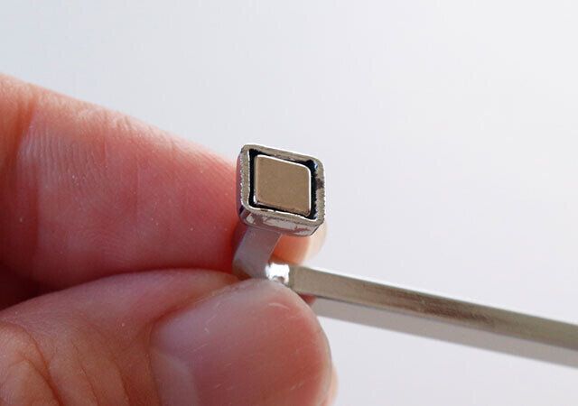 キャンドゥのネオジムマグネット付きの収納グッズ