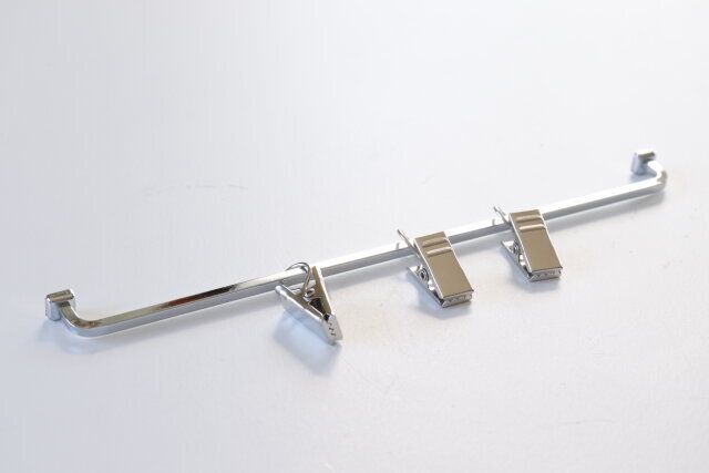 キャンドゥのネオジムマグネットバー クリップ3個付は小物のディスプレイにおすすめ