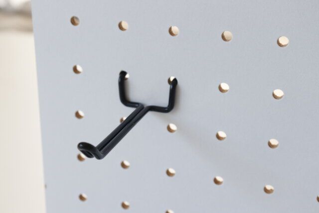 キャンドゥのパンチングボード用木板フックの使用例