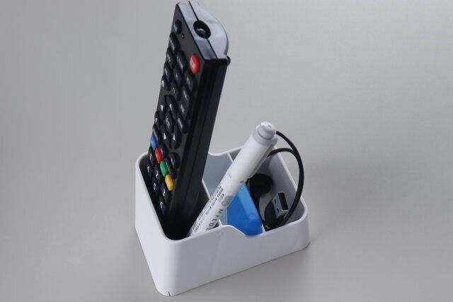 デスク周りの小物の整理にキャンドゥのDSKスマホスタンド付きデスク小物立てが便利