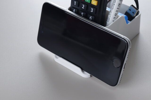 キャンドゥのDSKスマホスタンド付きデスク小物立ては小ぶりなサイズで使いやすい
