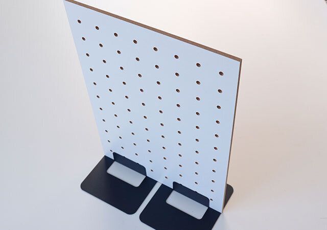 キャンドゥのパンチングボード用スタンドは有孔ボードを自立させられる