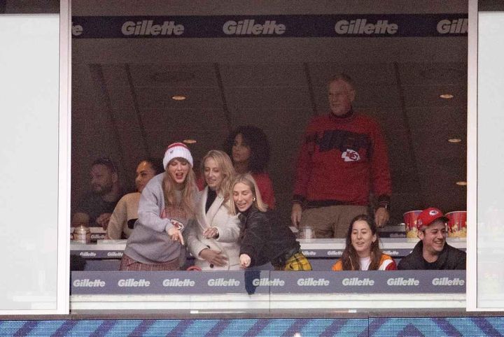 画像2: テイラー・スウィフトが父親とアメフト観戦