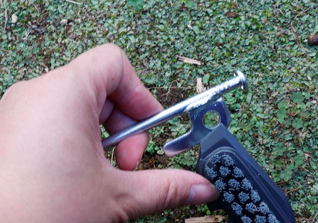 ダイソーのペグに使う泥落としヘラ