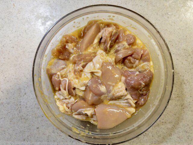 鶏のから揚げ レシピ 鶏肉に卵液を揉み込む