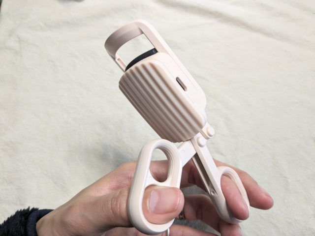 はさんであがるヒートカーラーの写真