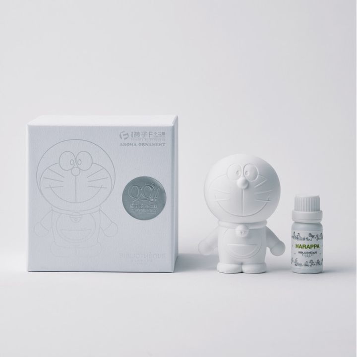 画像: ©️Fujiko-Pro © LIBRARY DESIGN,Inc All rights reserved.「アロマオーナメント」は株式会社ライブラリーデザインの登録商標です。 「ドラえもん」アロマオーナメント￥18,480（税込）／Bibliothèque Blanche by BALLON ※オリジナルアロマオイル「HARAPPA」10ml入り