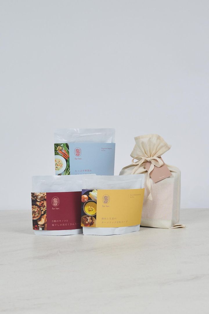 画像: スープ3食セット¥5,100（税込）／フォー ハー ※内容：5種のキノコと梅干しの具だくさんスープ 1袋（300g）たっぷり野菜のにんにくおかゆ 1袋（300g）鶏肉と生姜のターメリック豆乳スープ 1袋（300g）