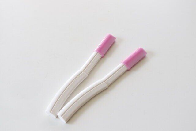 ダイソーのカミソリ（ガード刃、スライドキャップ付、顔・眉用）