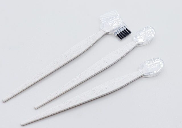 ダイソーの環境にやさしいカミソリ（眉毛用／コーム＆ブラシ付）