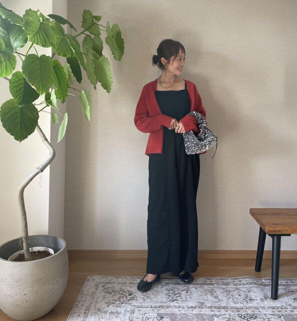 赤カーデとカジュアルなサロペットを合わせて大人っぽく