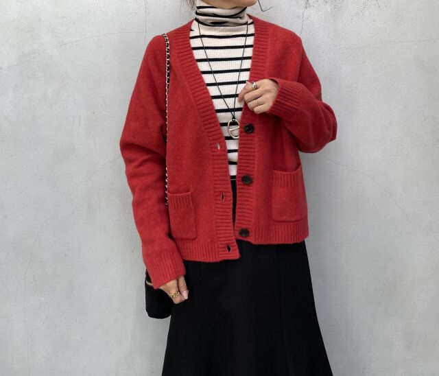 スフレヤーンショートカーディガンの赤を選んで着用
