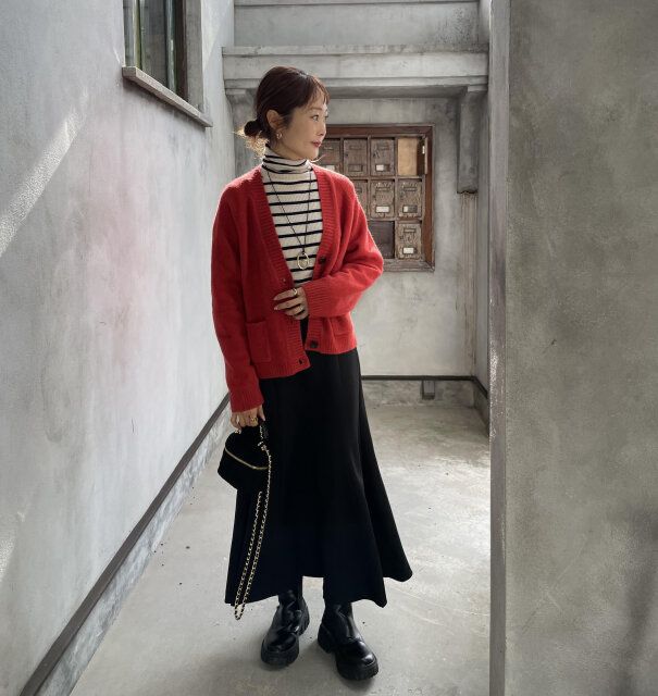 赤カーデをモノトーンコーデの差し色にしてマンネリ解消