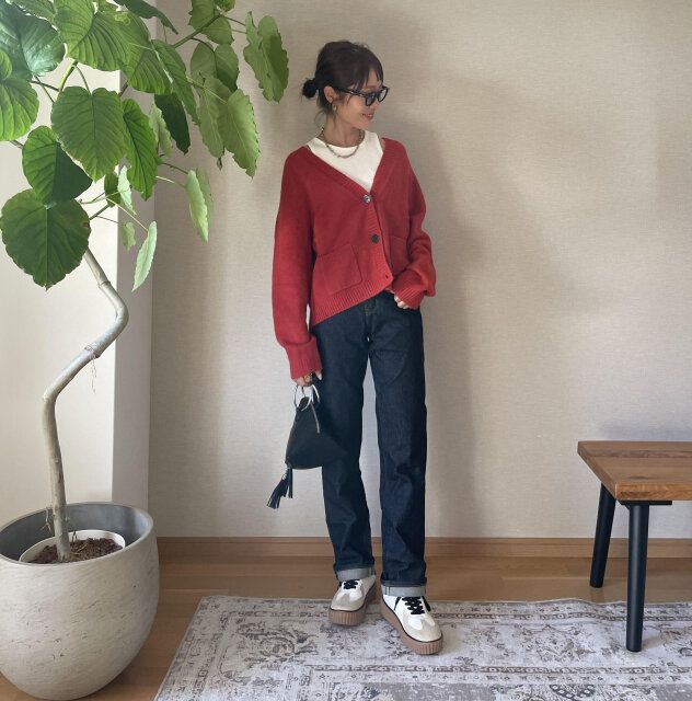 赤カーデとインディゴブルーデニムで秋カラーコーデ