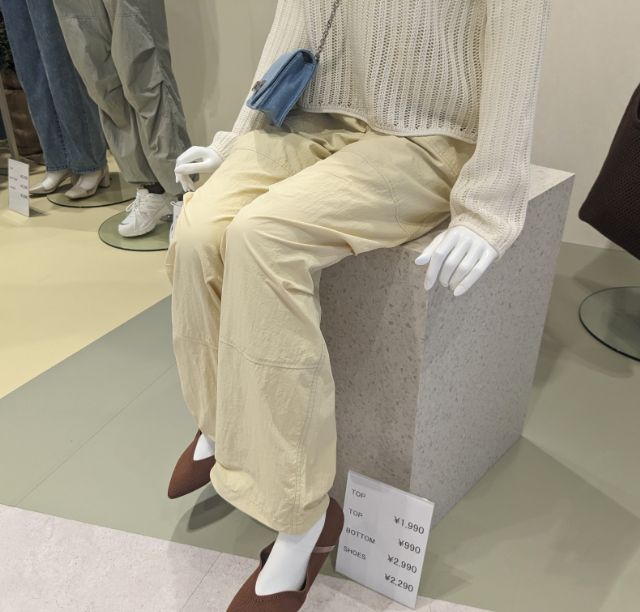 ナイロン系のパンツを着たマネキン