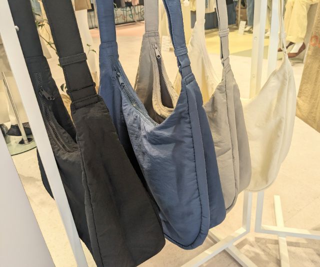 4色のナイロン系バッグ