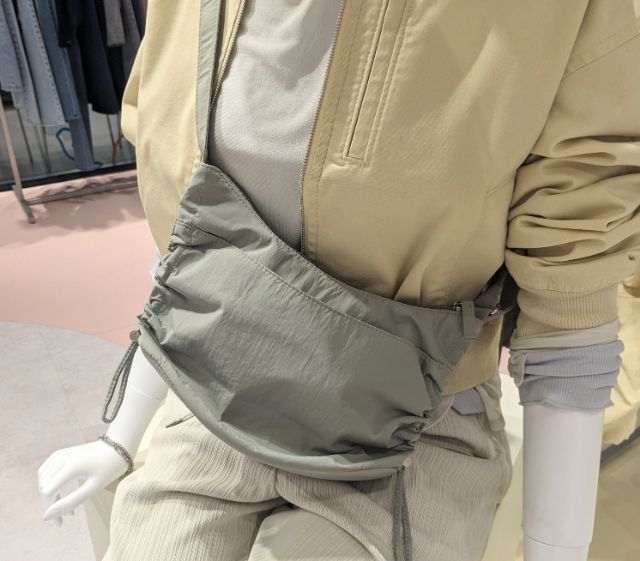 ドロスト付きのナイロンバッグ