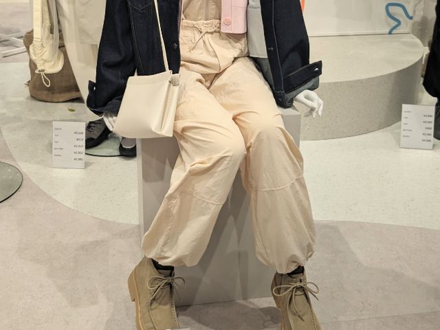 ナイロン系のパンツのコーデ