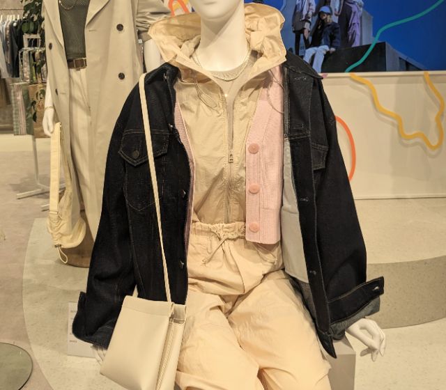 ナイロン系アウターとデニムジャケットのレイヤードスタイル