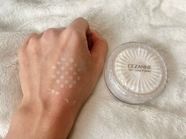 セザンヌ仕上げパウダーを手の甲につけてみた