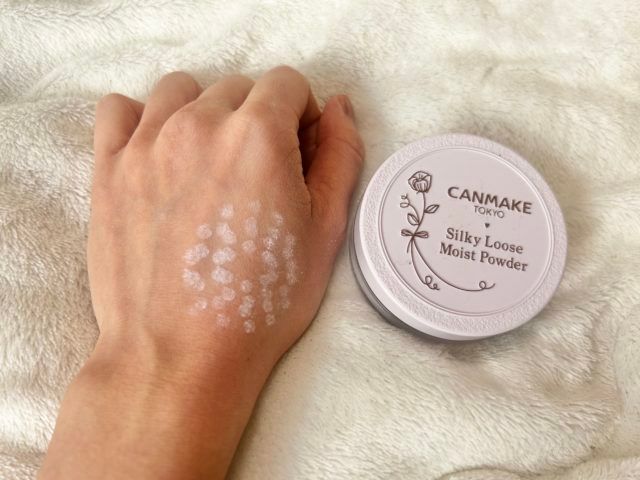 キャンメイクシルキールースモイストパウダーを手の甲につけてみた