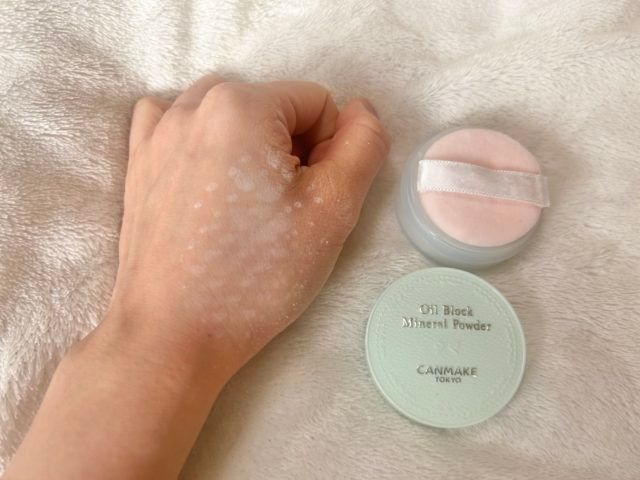 キャンメイクオイルブロックパウダーを手の甲につてけみた