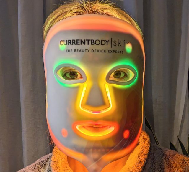 カレントボディのLEDマスク美顔器の写真